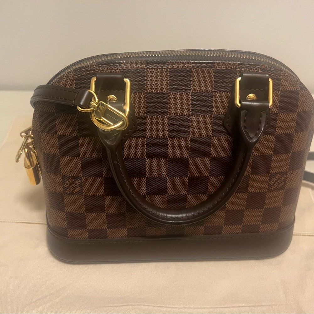 LOUIS VUITTON

Alma BB Ebène

Damier Ebene